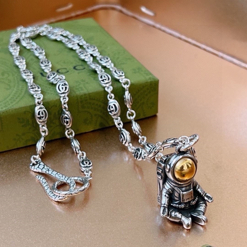 G*u*i necklaces